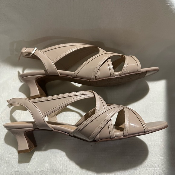 Easy Street Tristen Nude Patent Sandal Size 8.5 - Picture 5 of 9